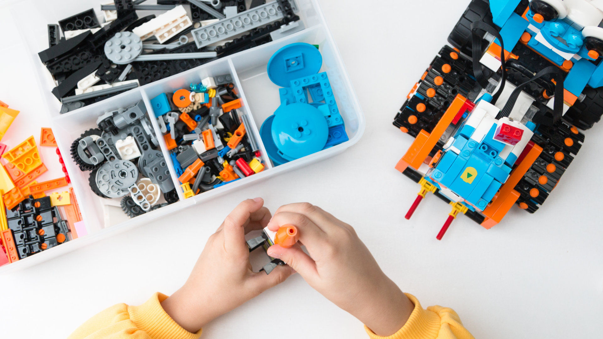 Bērns veido LEGO robotu tehnoloģiju nodarbībā