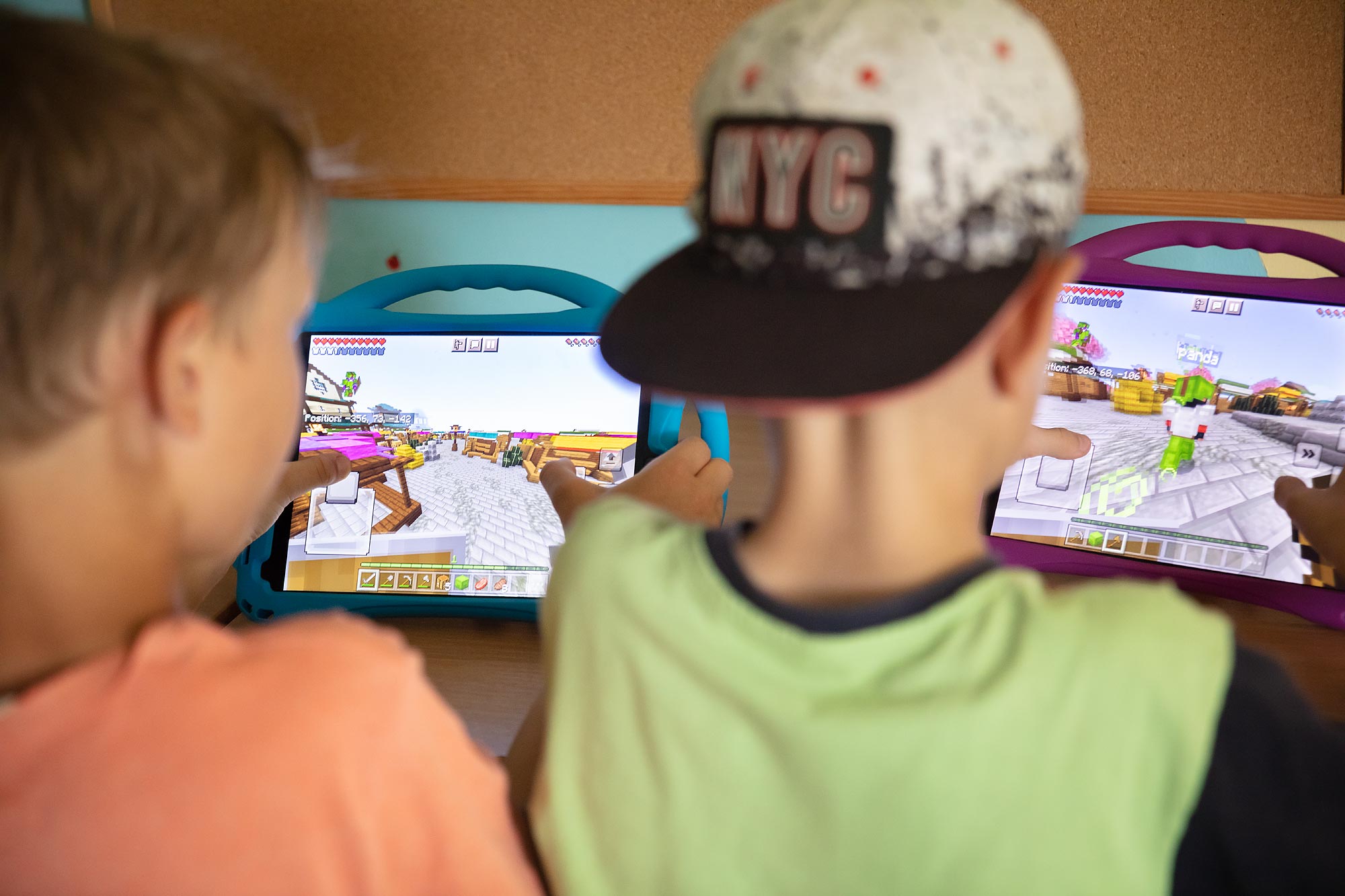 Bērni kopā mācās Minecraft tehnoloģiju nodarbībā