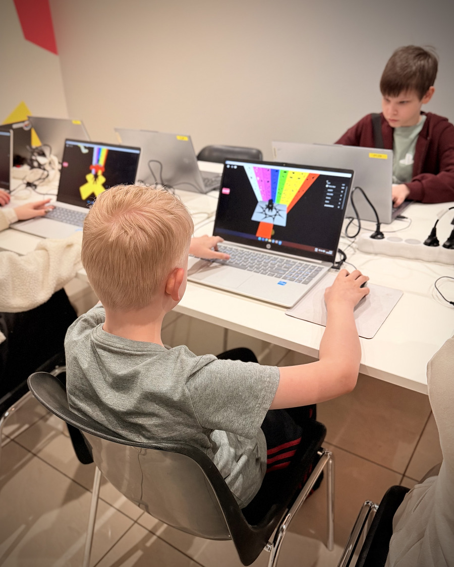 Roblox nodarbība klātienē Inovāciju skolas telpās